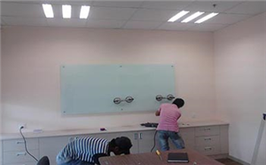 Những sự cố thường gặp khi lắp đặt bảng kính văn phòng Những sự cố thường gặp khi lắp đặt bảng kính văn phòng